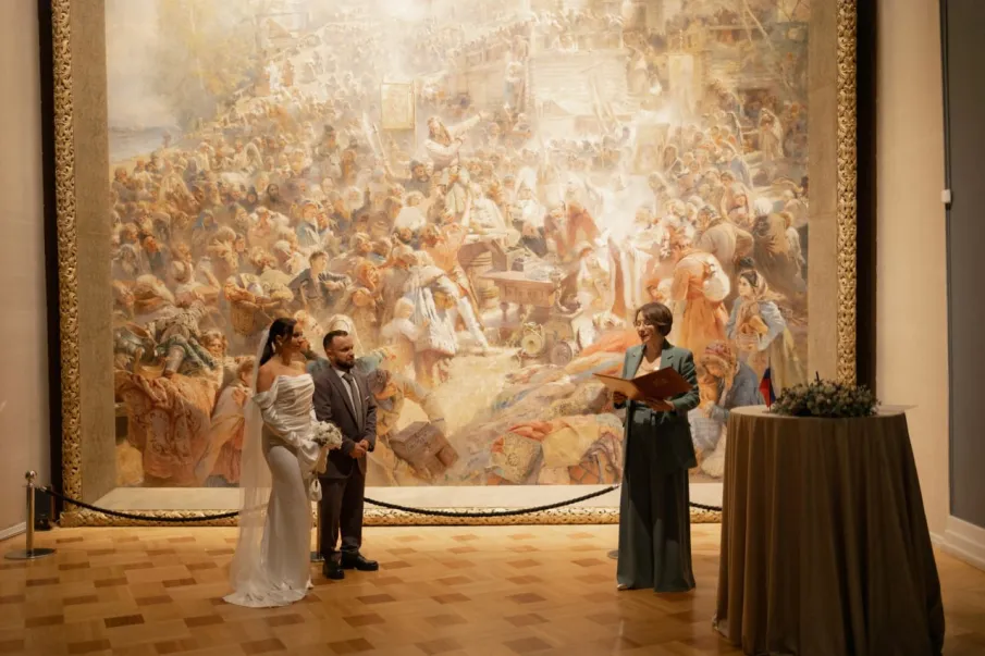 Регистрация  брак на фоне исторического полотна Константина Маковского «Воззвание Минина»